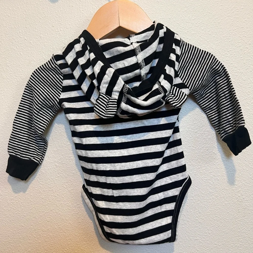 Carters Long Sleeve Ear Hooded Onesie size 6 month​​